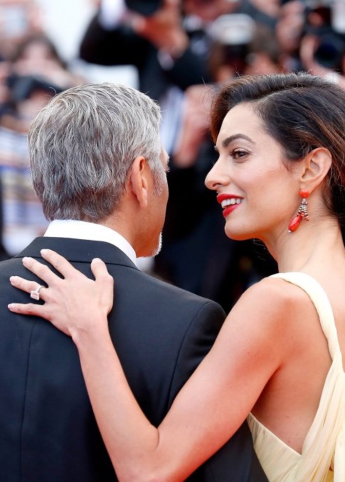 خاتم خطوبة امل كلوني بماسة ضخمة زمردية الشكل