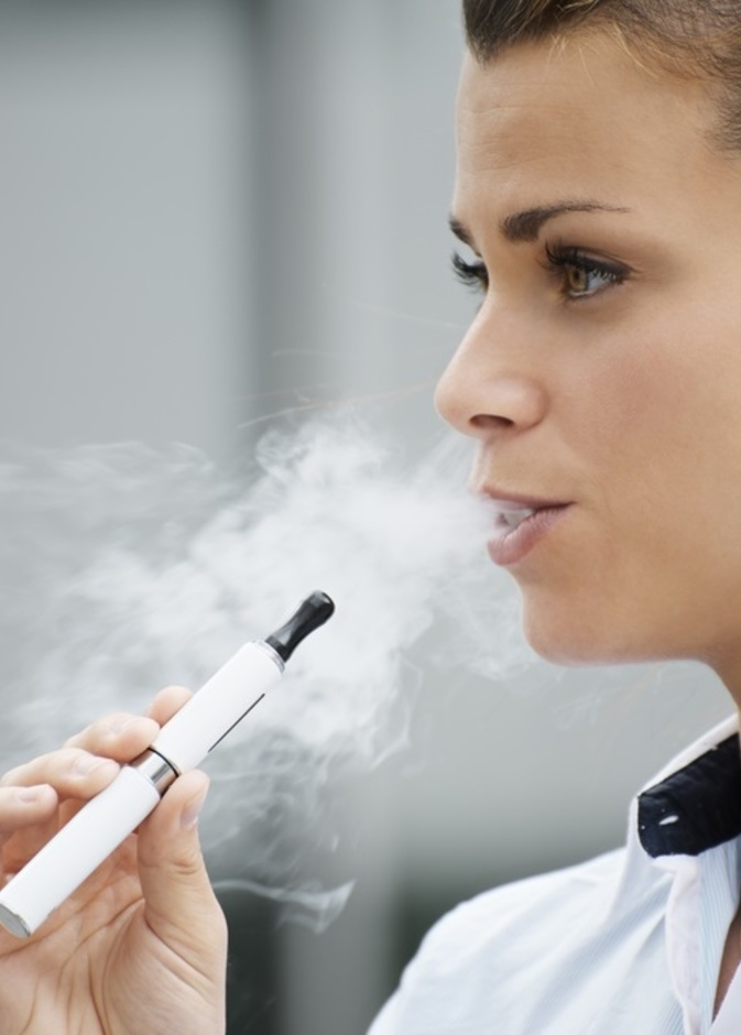 اضرار السيجارة الالكترونية على الاسنان والفم
