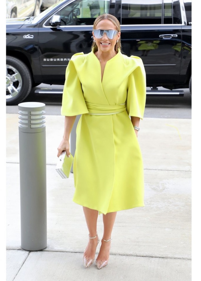 اطلالات كاجوال باللون الاصفر لصيف 2020 من وحي Jennifer Lopez
