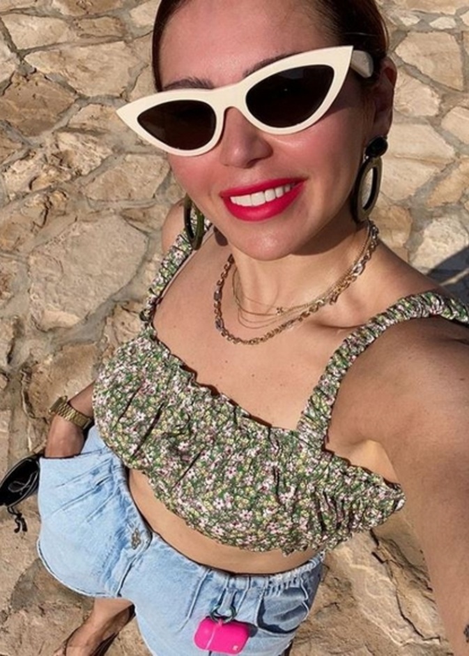 أطلّت بشورت بلون فاتح نسّقت معها كروب توب بنقشة الورود