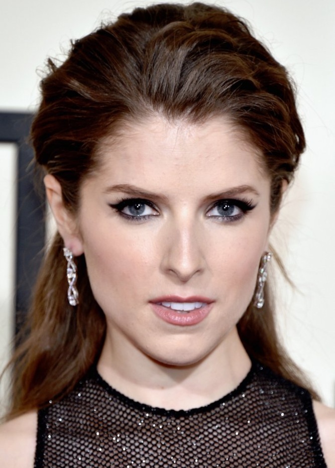 تركز Anna Kendrick على مكياج عيونها
