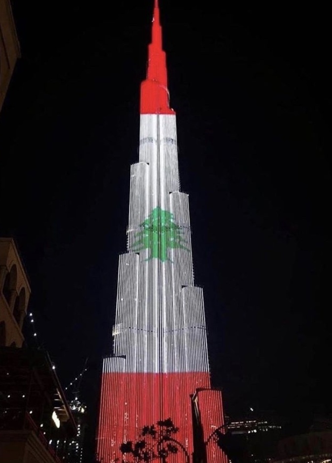 برج خليفة يضيء بعلم لبنان تعاطفا مع أهله بعد الانفجار الرهيب في مرفأ بيروت