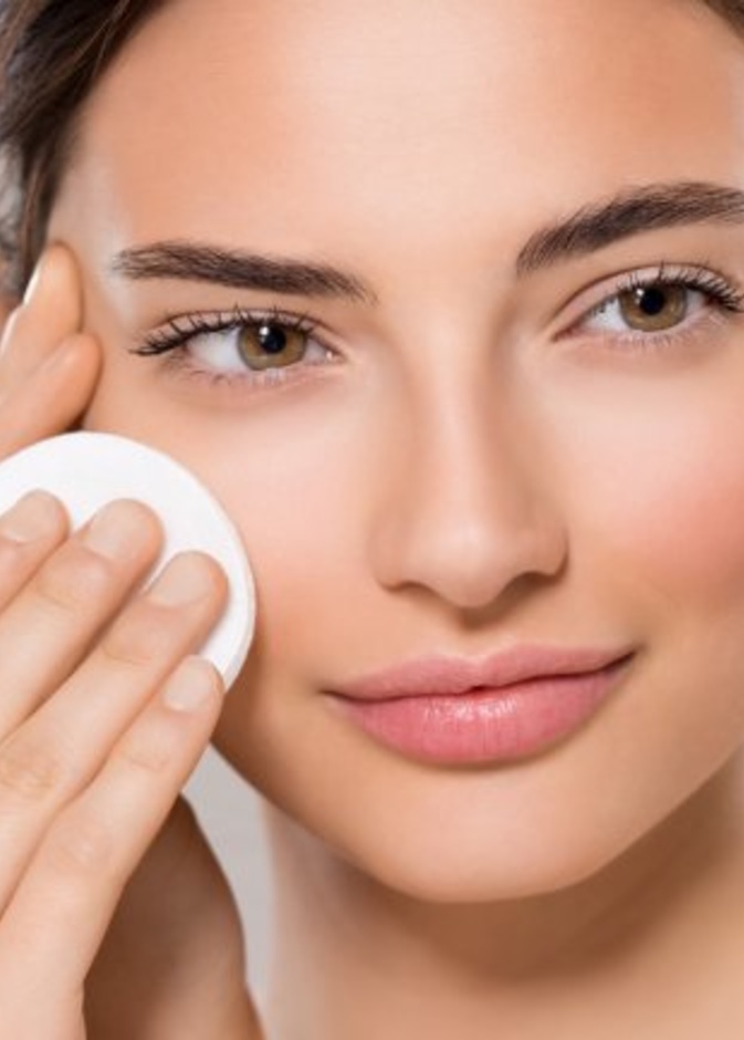 استخدمي التونر كأساس قبل ترطيب البشرة