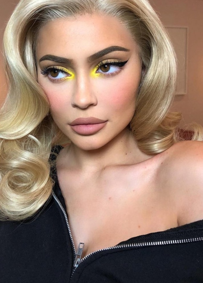 مكياج ملون من وحي كايلي جينر 