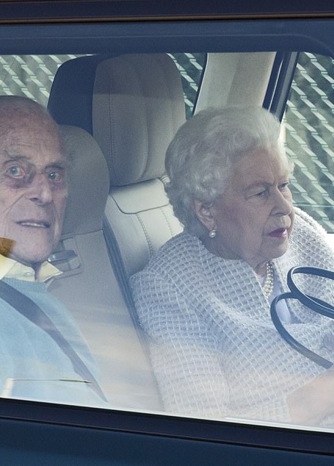 إطلالة ملكة بريطانيا بالأزرق الترابي