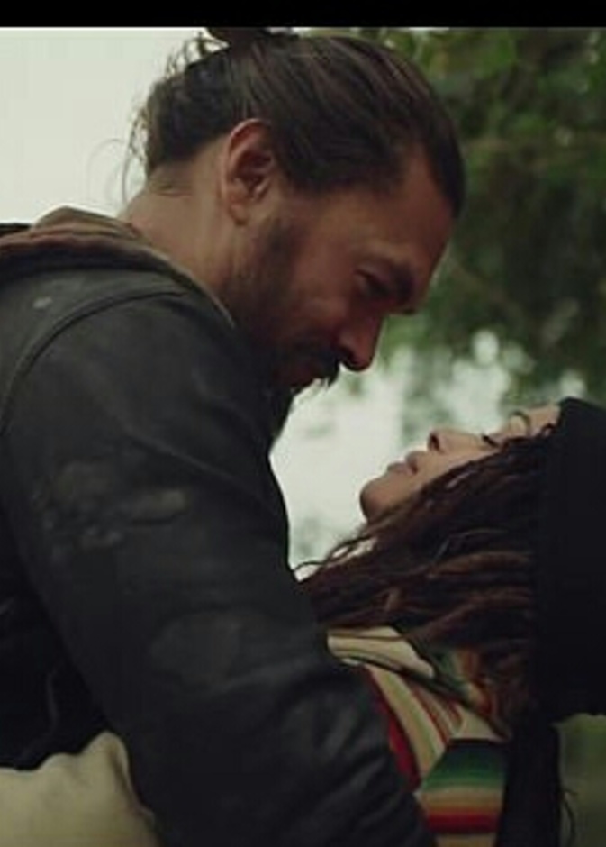 جايسون موموا يفاجئ زوجته بهدية " لا تُنسَى"