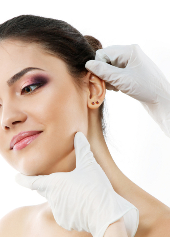 كيف تتم عملية إعادة تشكيل الأذنين وأهم أضرارها