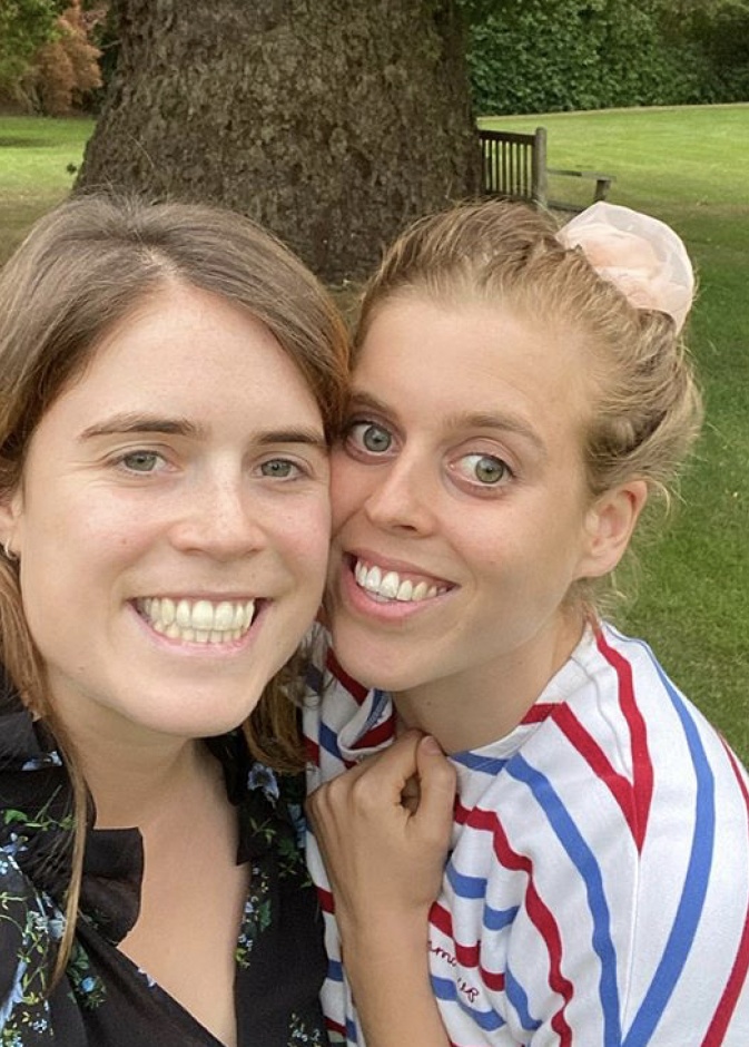 الأميرة يوجيني تنشر صورة باسمة مع شقيقتها الأميرة بياتريس بمناسبة عيد ميلادها