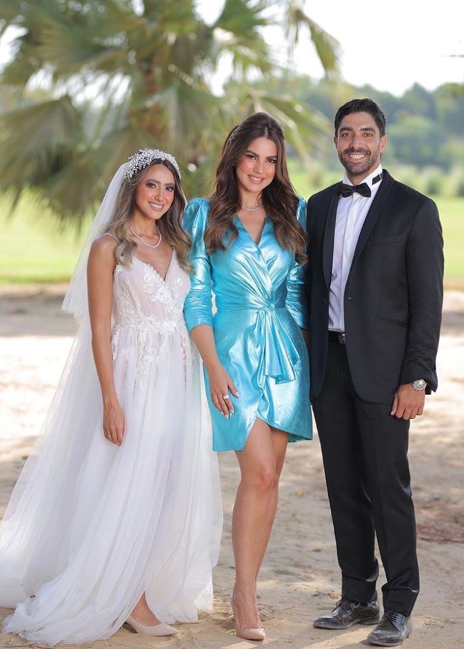 تألقت النجمة درة بفستان قصير باللون الأزرق الميتاليكي