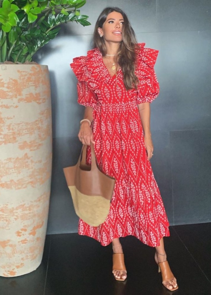 تنسيق فساتين صيفية ذات قصات اكتاف بارزة على الموضة