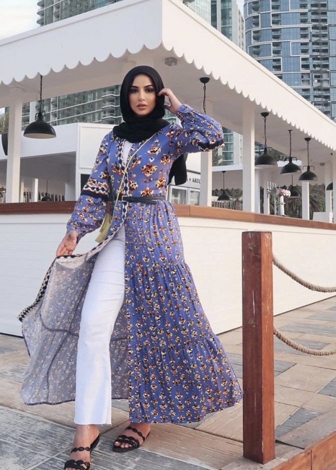  لوك صيفي ذو طابع بوهيمي في البنطلون الأبيض نسقته سهى