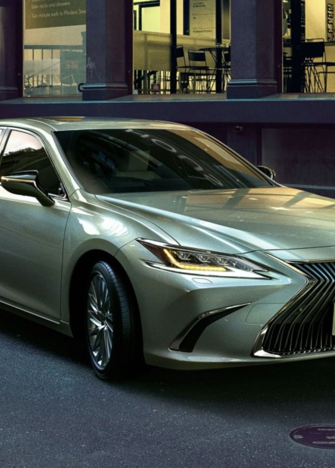  لكزس تستعرض مهارات سيارتها ES موديل 2021