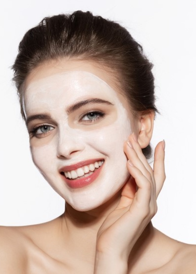  ماسك دقيق الحمص وماء الورد لبشرة مشرقة في الصيف