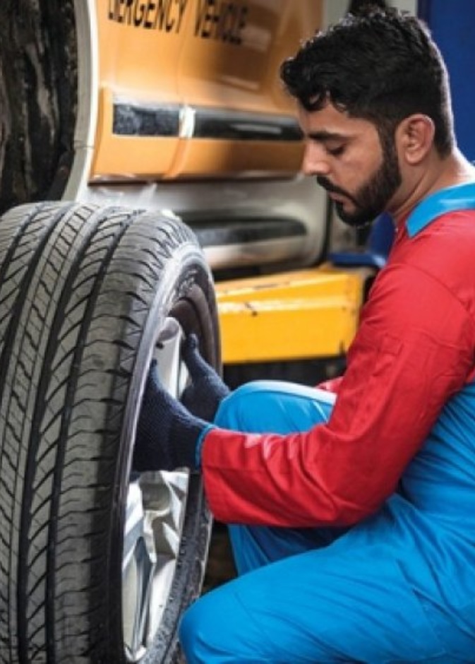  تشققات على الجدار الجانبي لإطار السيارة