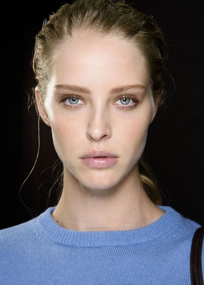 طريقة تطبيق مكياج عيون خفيف بدون كريم اساس من Alberta Ferretti