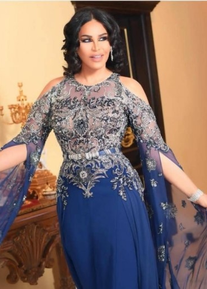 موديلات فساتين خطوبة باللون النيلي من وحي النجمات 2020