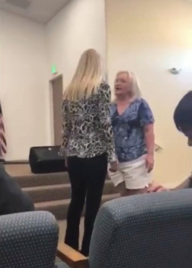 سيدة تدخلت تطلب من والدة العريس مغادرة حفل الزفاف