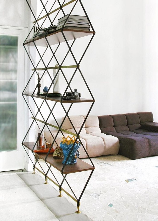 تصميم مكتبة معدنية تشكل فاصل بين غرفتين