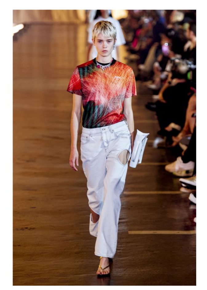 افكار تنسيق التيشيرت للبنات لإطلالات عصرية في النهار من Off White