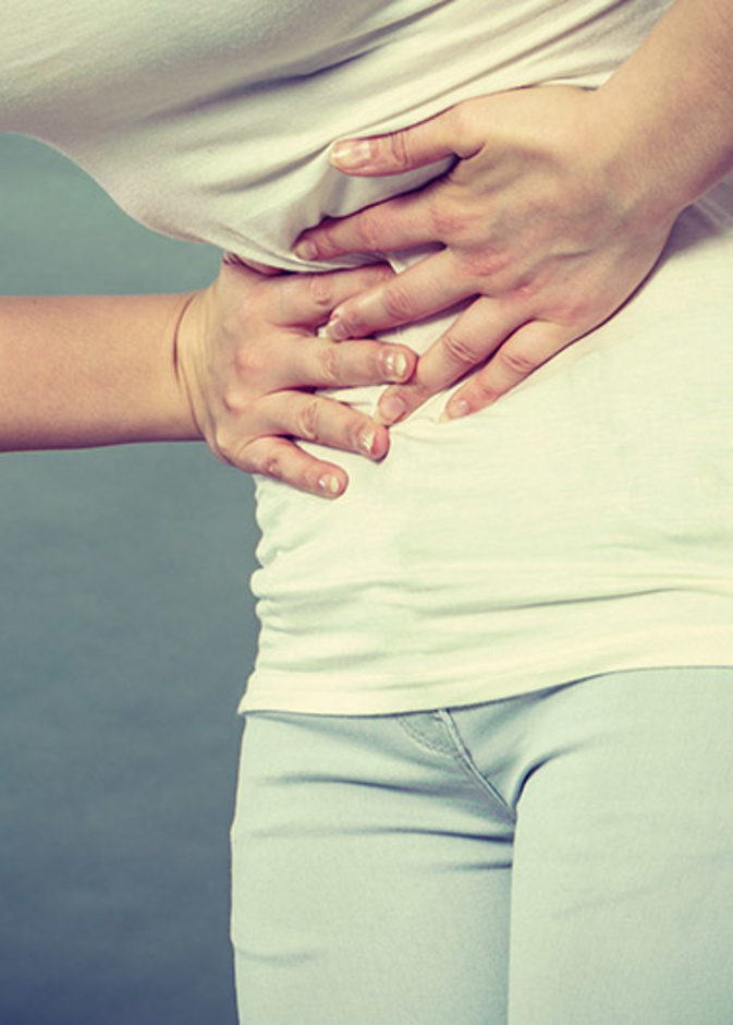 آلام البطن أحد أبرز أعراض التسمم الغذائي