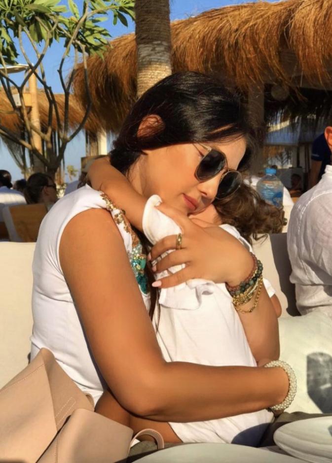 صورة عفوية لطيفة تجمع كندة علوش بابنتها حياة