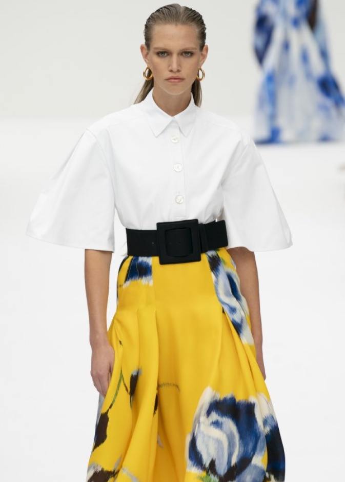 طرق تنسيق اكسسوارات الحزام العريض باطلالة عصرية من Carolina Herrera