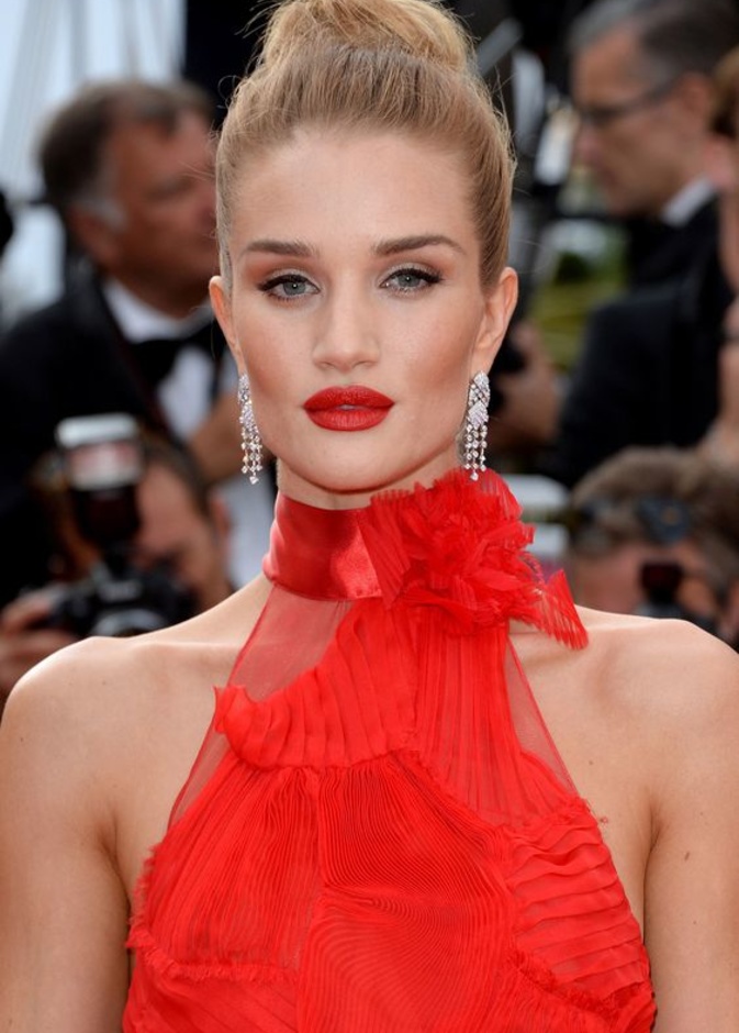  اجمل تدرجات اللون الاحمر القوي بأسلوب Rosie Huntington-Whiteley
