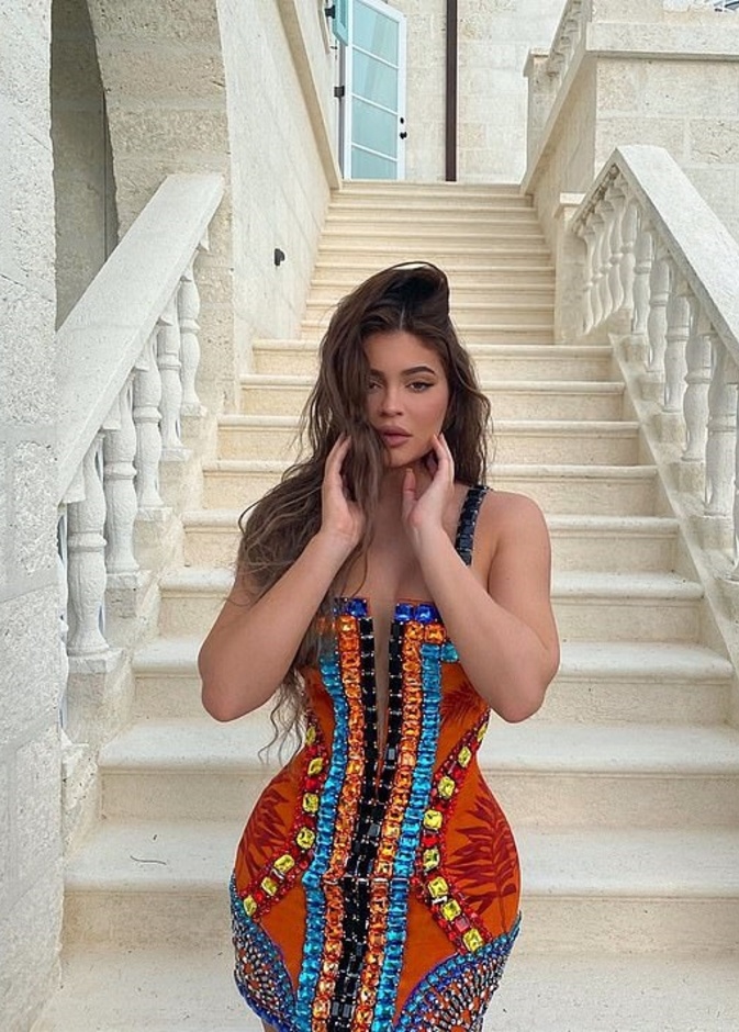 صور إطلالة كايلي جينر بفستان ضيق من دار Balmain