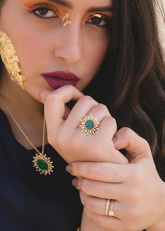 مجوهرات مستوحاة من الطبيعة من علامة قلادة