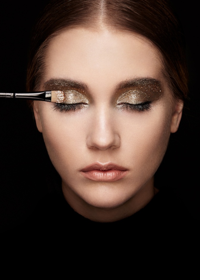 طريقة وضع مكياج عيون أسود وذهبي ناعم بالخطوات