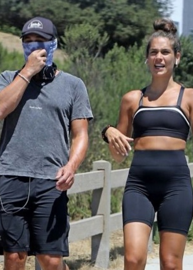 جيمس فرانكو يستمتع بـ "نزهة رياضية" مع صديقته 