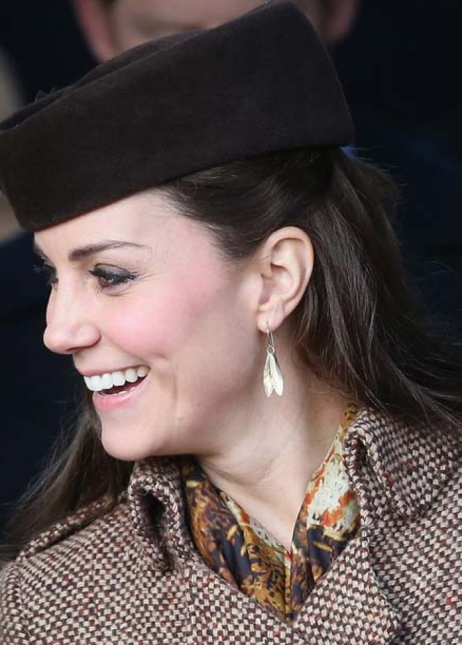 ما هي علامات المجوهرات المفضلة لدى كيت ميدلتون للإطلالة بأقراط في متناول اليد؟