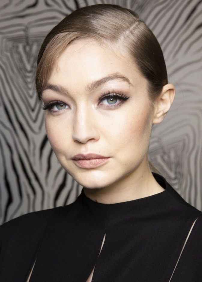  طريقة عمل المكياج البرونزي مع الايلاينر لاطلالة مشرقة في خريف 2020 من Versace