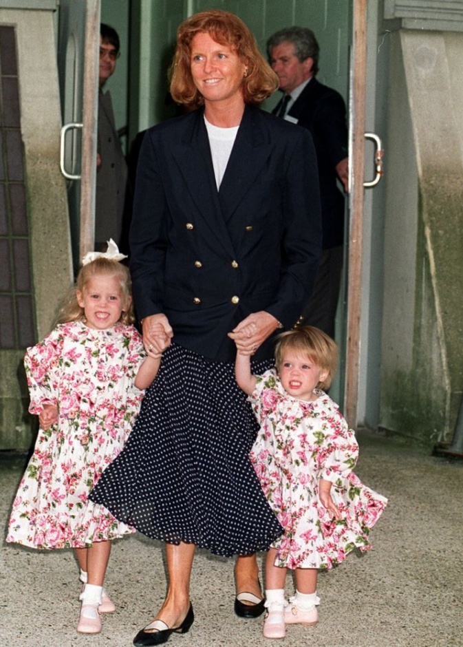 الصورة التي نشرتها الاميرة اوجيني و تبدو فيها الاميرة بياتريس بأكسسوار شعر ضخم