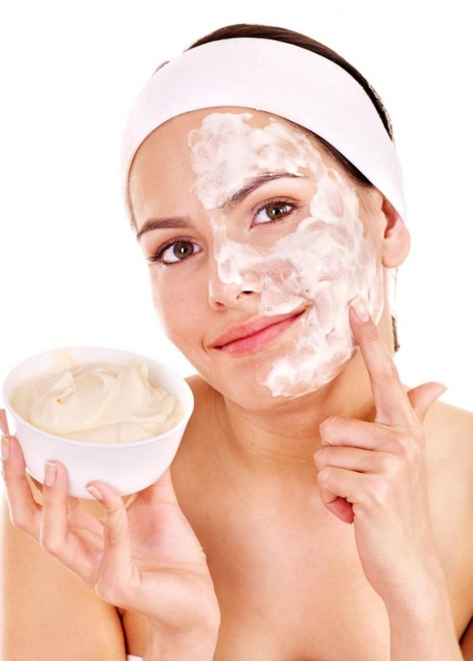 الزبادي مفيد في تضييق مسامات البشرة