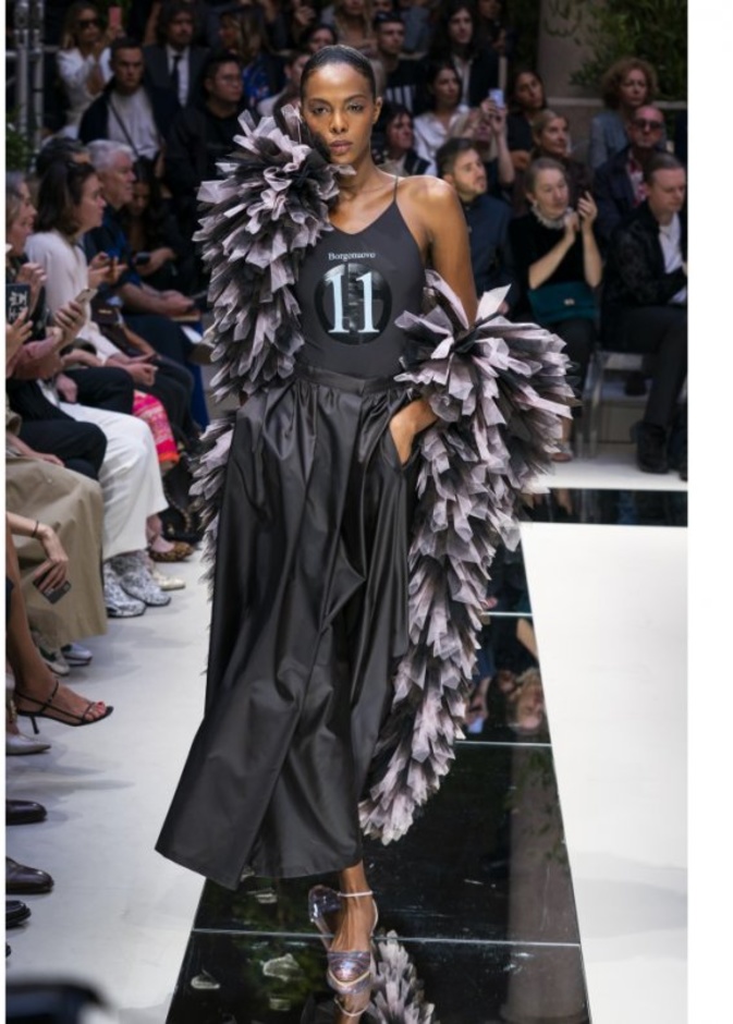 قدّمت دار Giorgio Armani ملابس السباحة مع التنورة الميدي باللون الأسود