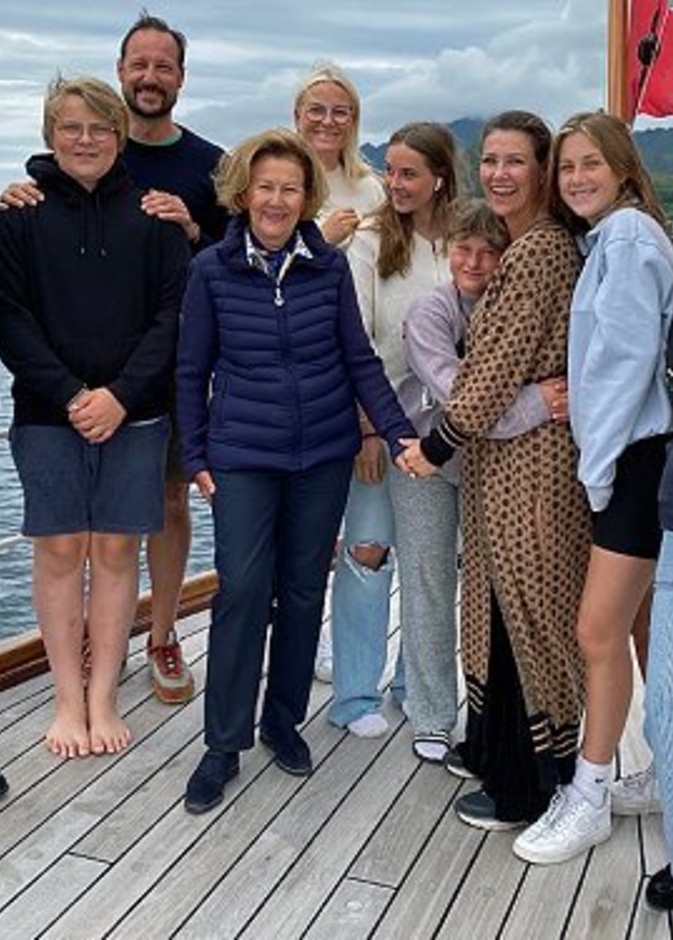 العائلة المالكة النرويجية في جزر لوفوتين في نوردلاند