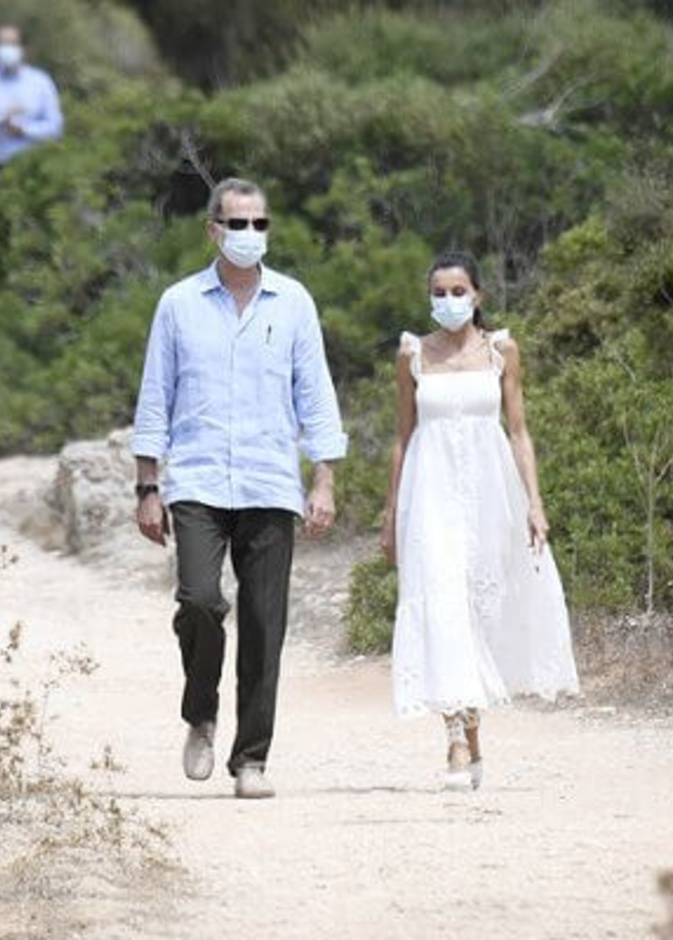  ظهرت الملكة ليتيزيا خلال زيارتها للجزيرة بإطلالة صيفية ساحرة باللون الأبيض