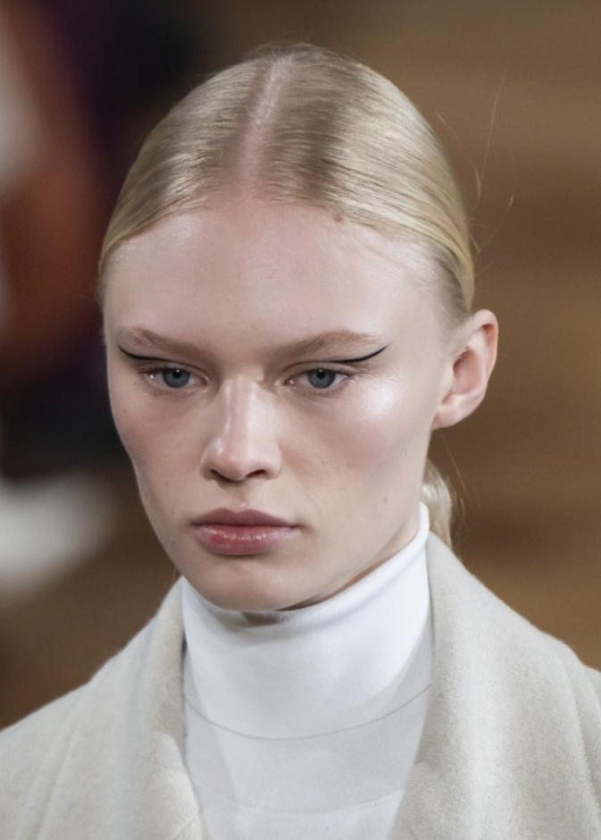 خطوط الايلاينر السوداء الرفيعة والهندسية للحصول على نظرة ساحرة من Stella McCartney