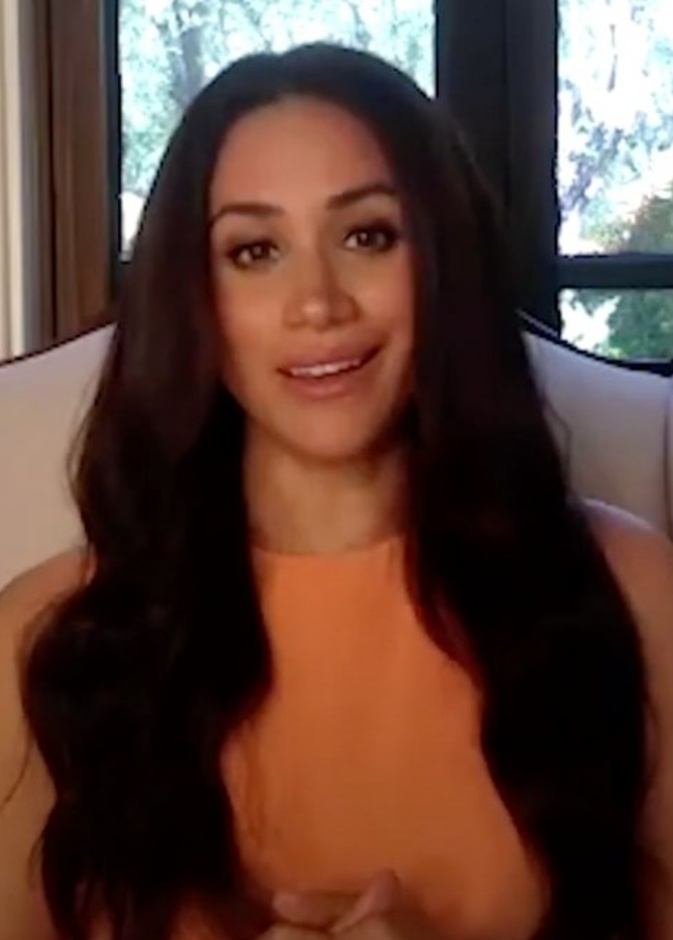 اطلالة ميغان ماركل بتوب من قماش الحرير باللون البرتقالي من Hugo Boss