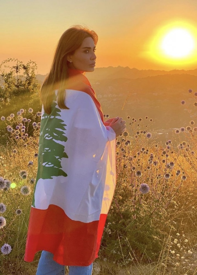 سيرين عبد النور بأول إطلالة لها مع العلم اللبناني بعد انفجار بيروت