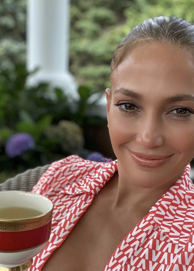 جينيفر لوبيز تستمتع بأجواء هادئة وهي تحتسي الشاي