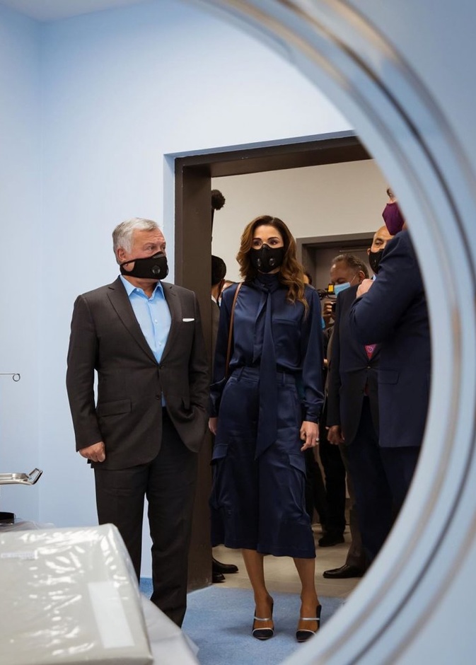 صوراحدث اطلالات الملكة رانيا باللون الكحلي كاجوال ومتجددة دائما