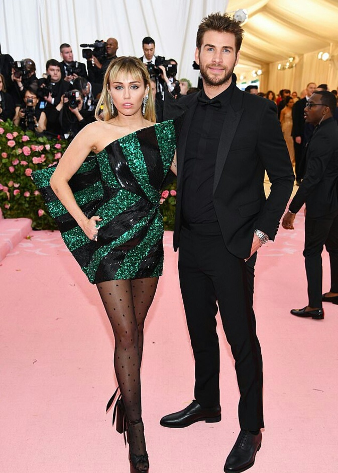 ليام هيمسورث و مايلي سايرس 