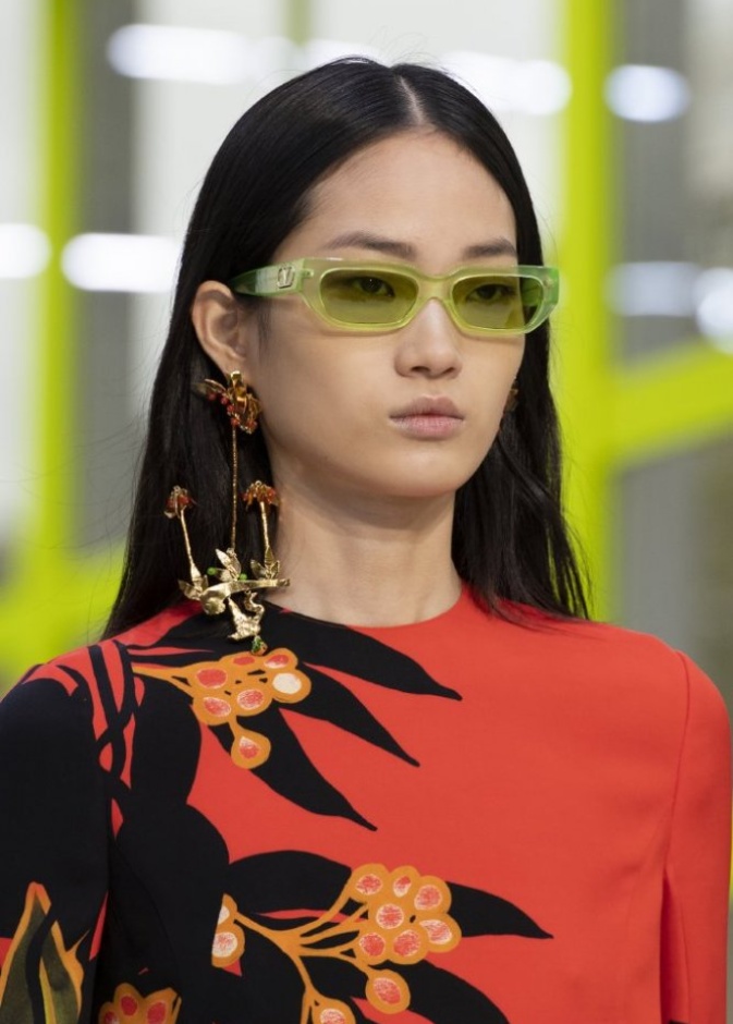  احدث موديلات نظارات شمسية نسائية باللون الاخضر من Valentino