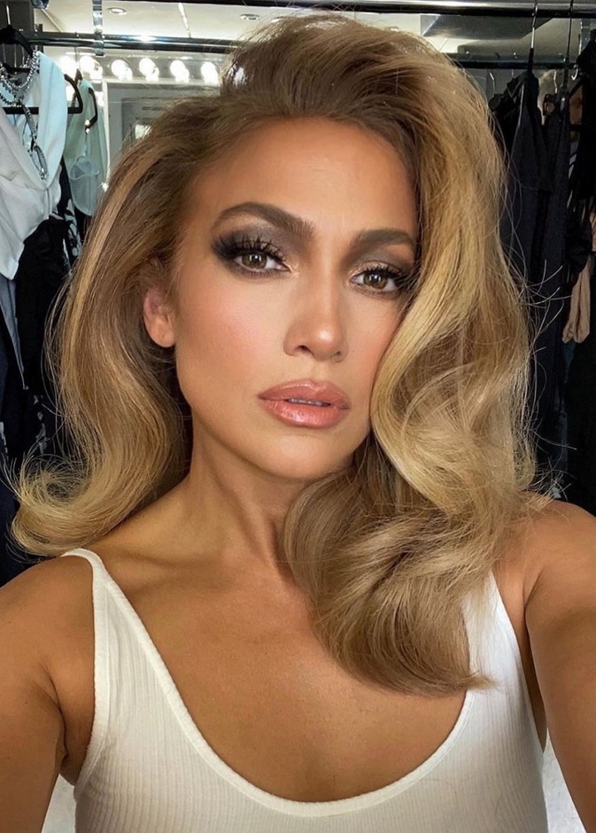 استوحي مكياجك القوي من أجدد إطلالات Jlo
