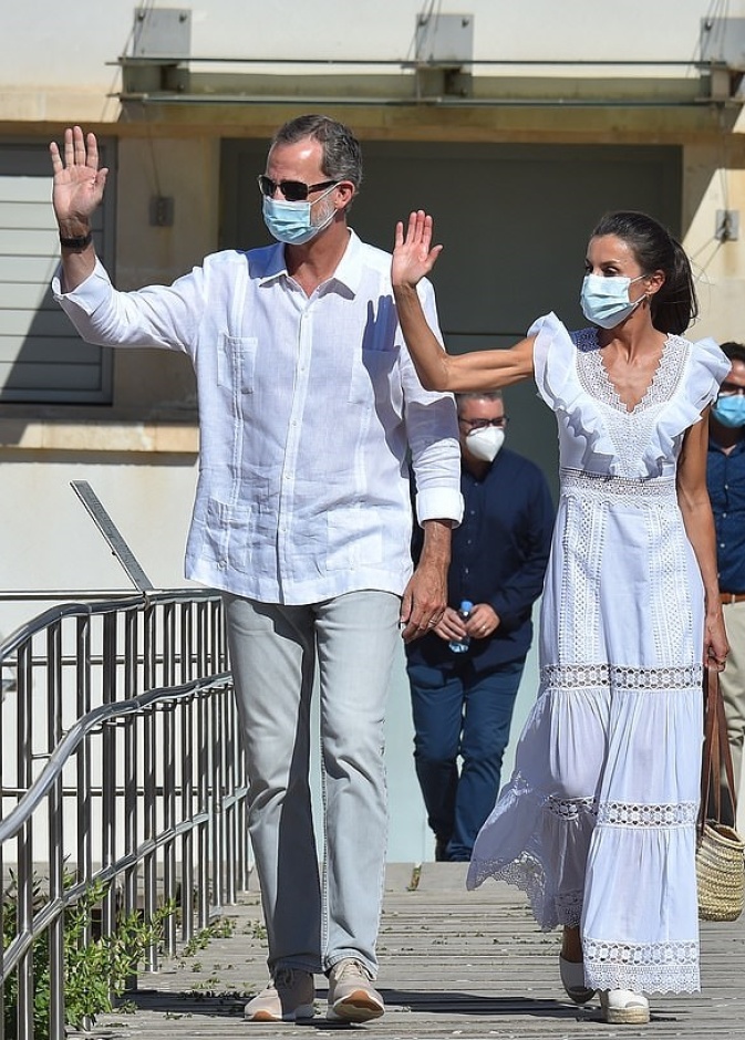 طرق تنسيق الفستان الشبابي من وحي إطلالة ليتيزيا ملكة إسبانيا الاخيرة