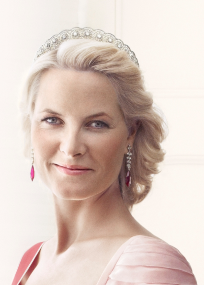 بمناسبة عيدها الـ 47.. أجمل مجوهرات ميت ماريت "ساندريلا" القصر الملكي النرويجي