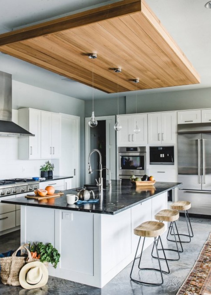  ⁨تصميم رائع لسقف المطبخ يجمع بين الخشب والجبس