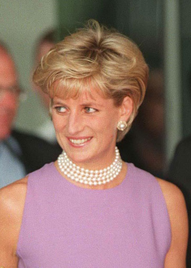 رسائل محبة من كيت وميغان إلى روح الأميرة ديانا بإطلالاتهن